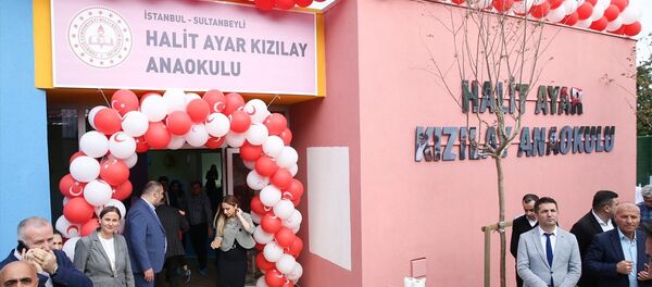 Geçen ay İstiklal Caddesi'nde uğradığı bıçaklı saldırı sonucu hayatını kaybeden İTÜ Elektrik Elektronik Bölümünden bu yıl mezun olan Halit Ayar'ın adının verildiği anaokulu açıldı - Sputnik Türkiye