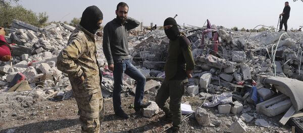 Suriye'nin İdlib kentinde Brişa bölgesinde IŞİD lideri Ebubekir el Bağdadi'nin bulunduğu belirtilen yerleşime düzenlenen operasyon sonrası bölge halkı  - Sputnik Türkiye