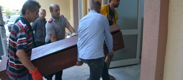 Aydın'ın Didim ilçesinde boşanma aşamasında olduğu eşini silahla yaralayan kişi intihar etti. Olay yerine emniyet şeridi çekilerek inceleme yapıldı. - Sputnik Türkiye
