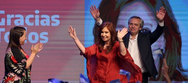 Arjantin'de Alberto Fernandez'in devlet başkanlığı, Cristina Kirchner'ın da devlet başkanı yardımcısı adayı olduğu Herkesin Cephesi Koalisyonu geçerli oyların yüzde 47.86'sını topladı. - Sputnik Türkiye