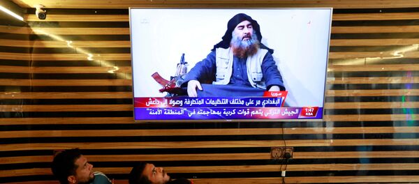 Iraklı gençler IŞİD lideri Ebubekir el Bağdadi'nin öldürüldüğünü aktaran haberleri izliyor. - Sputnik Türkiye