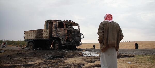 IŞİD sözcüsü Ebu Hasan el Muhacir'in içinde bulunduğu iddia edilen araç hava saldırısının hedefi oldu. - Sputnik Türkiye