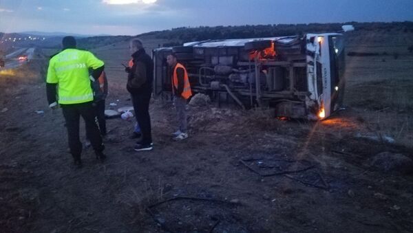 Üniversite öğrencilerini taşıyan otobüs devrildi: 27 yaralı - Sputnik Türkiye