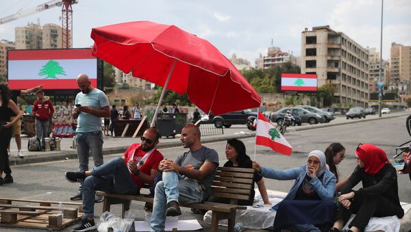 Lübnan başkenti Beyrut'ta otoyolları trafiğe kapatan protestoculardan bir grup - Sputnik Türkiye