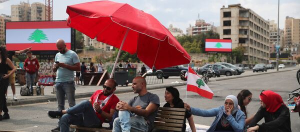 Lübnan başkenti Beyrut'ta otoyolları trafiğe kapatan protestoculardan bir grup - Sputnik Türkiye