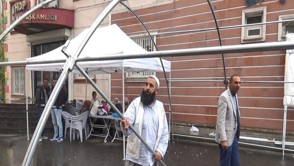 HDP önünde oturma eylemine devam eden aileler için kışlık çadır kuruldu - Sputnik Türkiye