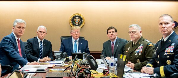 ABD Başkanı Donald Trump, Yardımcısı Mike Pence, Savunma Bakanı Mark Esper IŞİD lideri Ebubekir el Bağdadi'nin öldürüldüğü ABD operasyonunu izliyor. - Sputnik Türkiye