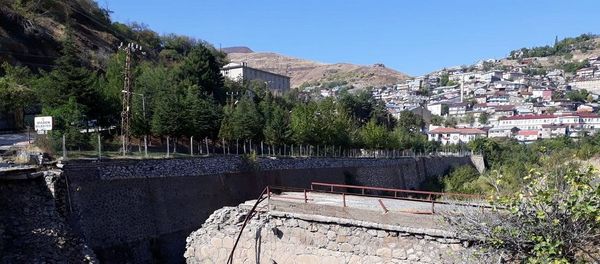 Elazığ'ın Maden ilçesinde 2. Abdulhamid döneminde yaptırıldığı belirtilen, heyelan riski nedeniyle kullanıma kapatılan tarihi köprü yıkıldı. Elazığ'ın Maden ilçesinde 2. Abdulhamid döneminde yaptırıldığı belirtilen, heyelan riski nedeniyle kullanıma kapatılan tarihi köprü yıkıldı. - Sputnik Türkiye