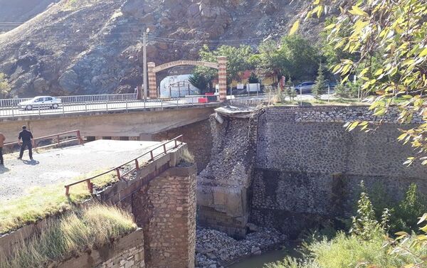 Elazığ'ın Maden ilçesinde 2. Abdulhamid döneminde yaptırıldığı belirtilen, heyelan riski nedeniyle kullanıma kapatılan tarihi köprü yıkıldı. - Sputnik Türkiye