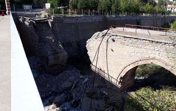 Elazığ'ın Maden ilçesinde 2. Abdulhamid döneminde yaptırıldığı belirtilen, heyelan riski nedeniyle kullanıma kapatılan tarihi köprü yıkıldı. - Sputnik Türkiye