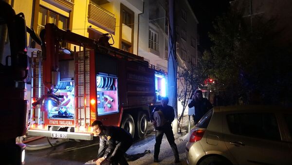 Bursa'nın Osmangazi ilçesinde bir kişinin ağabeyiyle tartıştıktan sonra bulunduğu daireyi ateşe vermesi sonucu çıkan yangında 5 katlı apartmanda büyük hasar oluştu. - Sputnik Türkiye