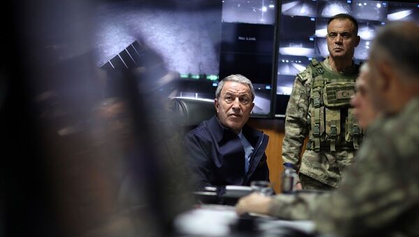Milli Savunma Bakanı Akar, Genelkurmay Başkanı Güler ve Kara Kuvvetleri Komutanı Dündar'la Suriye sınırının sıfır noktasındaki birlikleri denetledi. - Sputnik Türkiye