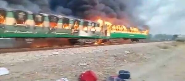 Pakistan'da tren alev aldı - Sputnik Türkiye