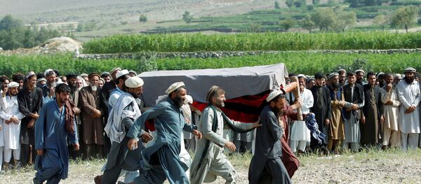 Afganistan'ın Nangarhar vilayetindeki  Khogyani bölgesinde ABD'nin drone saldırısı sonucu ölen sivillerden birinin cenazesi - Sputnik Türkiye