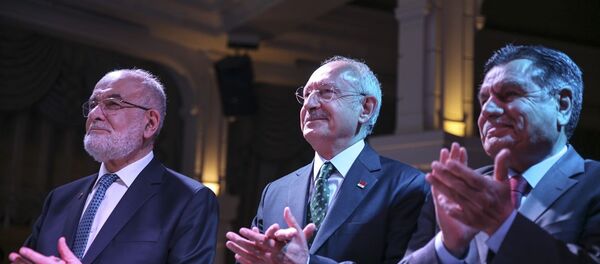 Akman Rönesans Nikah ve Balo Salonu'nda Çankaya Belediye Başkanı Alper Taşdelen'in kıydığı nikahta çiftin şahitliklerini, CHP Genel Başkanı Kemal Kılıçdaroğlu, Saadet Partisi Genel Başkanı Temel Karamollaoğlu ve Anayasa Mahkemesi eski Başkanı Haşim Kılıç yaptı. - Sputnik Türkiye