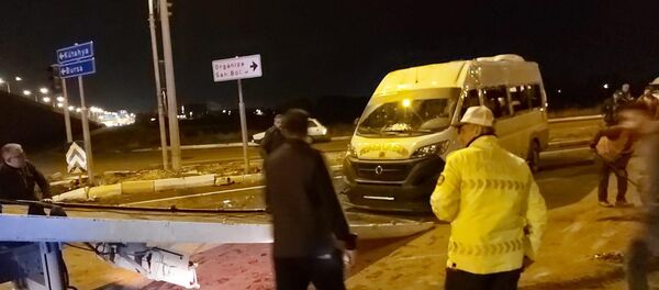 Fabrika işçilerini taşıyan minibüs kaza yaptı: 8 yaralı - Sputnik Türkiye