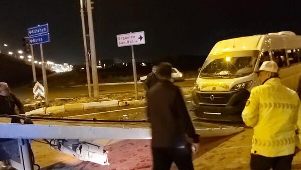 Fabrika işçilerini taşıyan minibüs kaza yaptı: 8 yaralı - Sputnik Türkiye