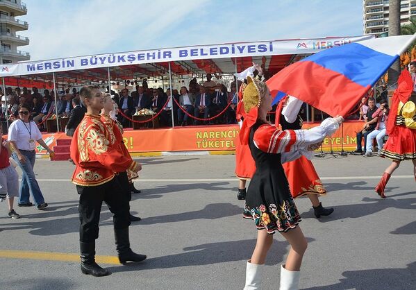 Mersin Narenciye Festivalinde Rusya Dans Ekibinin gösterimi yoğun ilgi gördü - Sputnik Türkiye