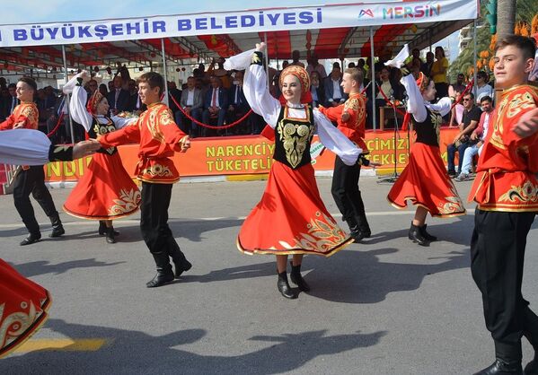 Mersin Narenciye Festivalinde Rusya Dans Ekibinin gösterimi yoğun ilgi gördü - Sputnik Türkiye
