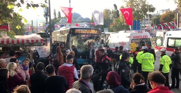 BEŞİKTAŞ'TA BİR OTOBÜS DURAĞA DALDI. KAZADA YARALILAR OLDUĞU ÖĞRENİLİRKEN, OLAY YERİNE  POLİS VE SAĞLIK EKİPLERİ SEVK EDİLDİ. (İHA/İSTANBUL-İHA) - Sputnik Türkiye