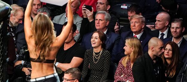 Dövüş sporlarıyla yakından ilgilenen ABD Başkanı Donald Trump, kafes dövüşü maçı izlemeye gitti - Sputnik Türkiye