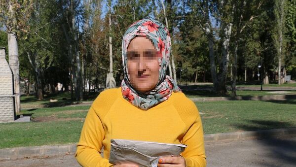 Manisa'nın Alaşehir ilçesinde yaşayan Sevgi Ç., kendisine şiddet uygulayan eşini 'ısırdığı' için 3 bin lira, 3 yıl sonra da 'saksı fırlattığı' için 2 bin lira para cezasına çarptırıldı. Mahkemenin fırlattığı saksıyı silah kabul ettiği Sevgi Ç., Tek yaptığım kendimi savunmak ama bunun bedelini ağır bir şekilde ödüyorum dedi.  - Sputnik Türkiye