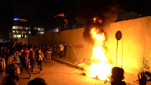 Iraklı göstericiler İran Konsolosluğu binasını ateşe vermeye çalıştı. - Sputnik Türkiye
