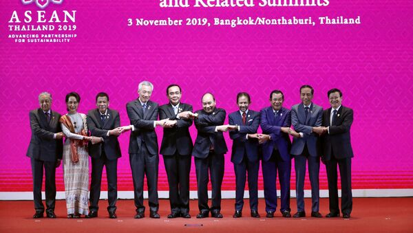 ASEAN'ın asli 10 üyesinin liderleri, Bangkok'da düzenlenen 35. zirvede aile fotoğrafı için el ele verirken - Sputnik Türkiye