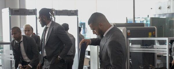 UEFA Şampiyonlar Ligi A Grubu 4. hafta maçında yarın deplasmanda İspanya'nın Real Madrid takımıyla karşılaşacak Galatasaray, Türk Hava Yollarına ait özel uçakla başkent Madrid'e gitti. Kafilede Younes Belhanda da (sağda) yer aldı. - Sputnik Türkiye