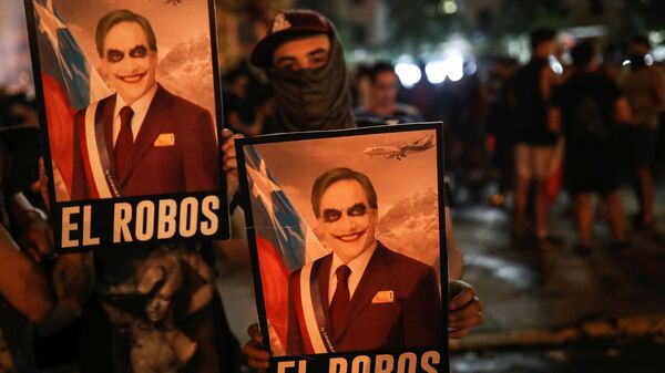 Şili'deki protestolarda Devlet Başkanı Sebastian Pinera'yı eleştiren bir pankart - Sputnik Türkiye
