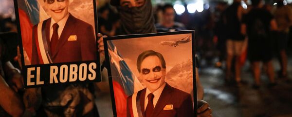 Şili'deki protestolarda Devlet Başkanı Sebastian Pinera'yı eleştiren bir pankart - Sputnik Türkiye