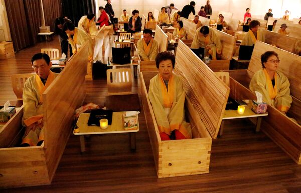 Güney Kore’de Hyowon Sağlık Merkezi, ölümü deneyimleyerek yaşamlarını daha da geliştirmek isteyen insanlar için ‘canlı cenaze’ törenleri düzenliyor. - Sputnik Türkiye