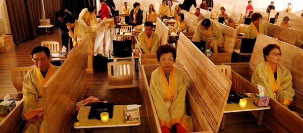 Güney Kore’de Hyowon Sağlık Merkezi, ölümü deneyimleyerek yaşamlarını daha da geliştirmek isteyen insanlar için ‘canlı cenaze’ törenleri düzenliyor. - Sputnik Türkiye