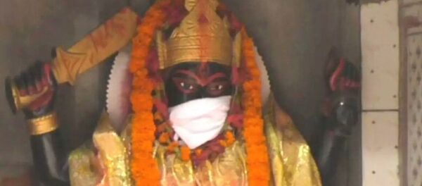 Hindistan'da tanrı heykellerine maske takıldı Hindistan'da tanrı heykellerine maske takıldı - Sputnik Türkiye