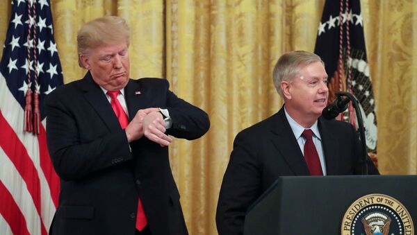 'Türkiye'ye yaptırım' mektubu gönderen senatörlerden Cumhuriyetçi Graham Beyaz Saray'da konuşurken arkasındaki Trump saatine bakıyor. - Sputnik Türkiye