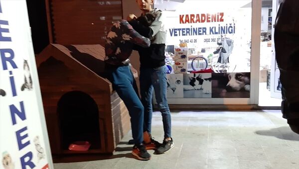 Köpeğin sahibi olduğu öğrenilen Gökhan Y'yi arkadaşları teselli etti. - Sputnik Türkiye