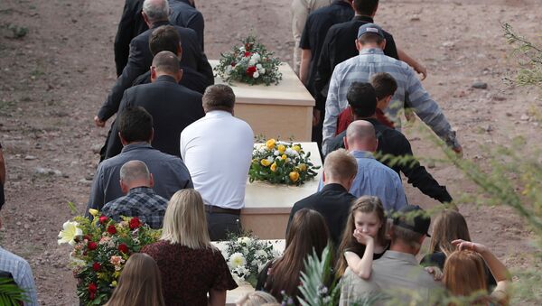 Meksika'nın Sonora eyaletinde kartel savaşına kurban giden Mormon tarikatından 3 anne ile 6 çocuğunun cenazeleri kaldırılırken - Sputnik Türkiye