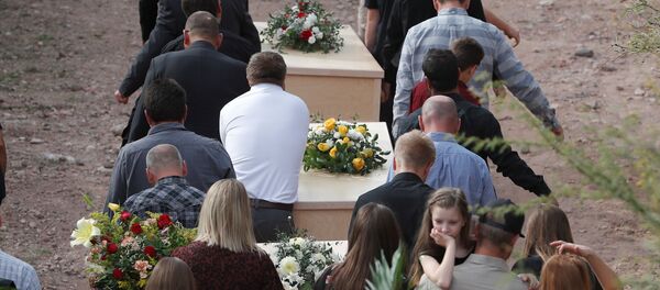 Meksika'nın Sonora eyaletinde kartel savaşına kurban giden Mormon tarikatından 3 anne ile 6 çocuğunun cenazeleri kaldırılırken - Sputnik Türkiye