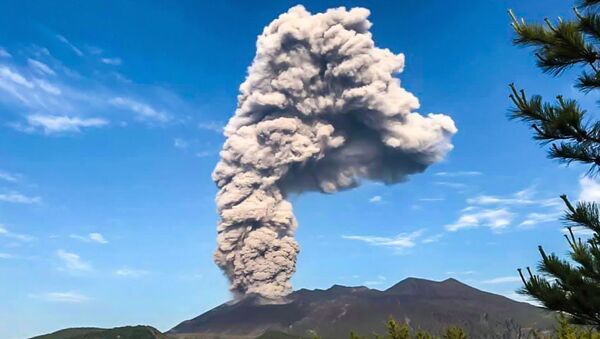 Japonya'da Sakurajima Yanardağı patladı - Sputnik Türkiye