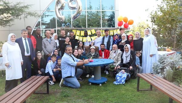 79 torunu olan ve 100 yaşına giren yaşlı adama torunlarından doğum günü sürprizi - Sputnik Türkiye
