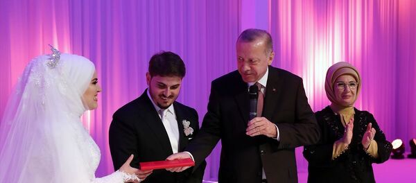 Türkiye Cumhurbaşkanı Recep Tayyip Erdoğan ve eşi Emine Erdoğan, AK Parti Genel Başkan Yardımcısı Mahir Ünal'ın kızı Elif Sena ile Ali Yavuz'un nikah törenine katıldı. Cumhurbaşkanı Erdoğan evlilik cüzdanını geline verdi. - Sputnik Türkiye