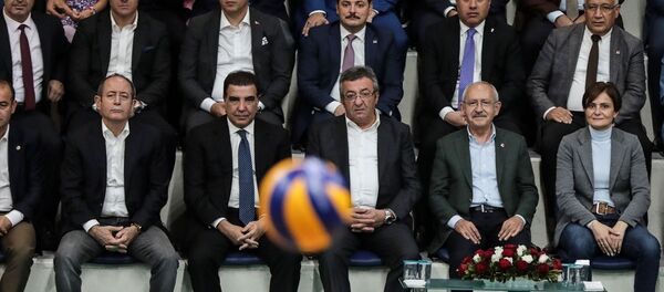 Kılıçdaroğlu, CHP İstanbul İl Başkanlığı tarafından düzenlenen İstanbul Kupası- İlçe Örgütleri Voleybol Turnuvası'nın İstanbul Büyükşehir Belediyesi Hidayet Türkoğlu Spor Kompleksi'nde oynanan final maçını izledi. - Sputnik Türkiye