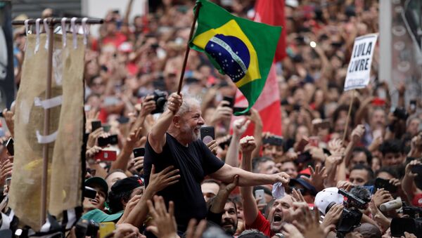 Eski Brezilya Devlet Başkanı Luiz Inacio Lula Da Silva, tahliye edilmesinin ardından binlerce destekçisine seslendi. - Sputnik Türkiye