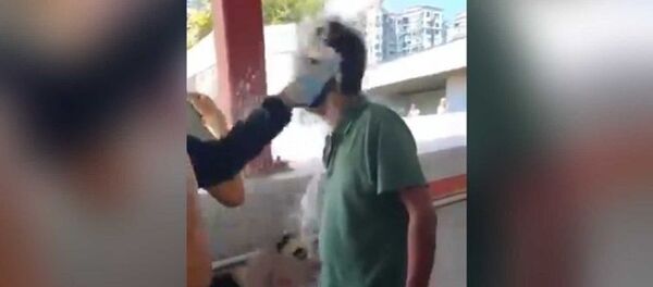 Hong Kong'da Çin yanlısı bir adamın üzerine gaz döküp yaktılar Hong Kong'da Çin yanlısı bir adamın üzerine gaz döküp yaktılar - Sputnik Türkiye