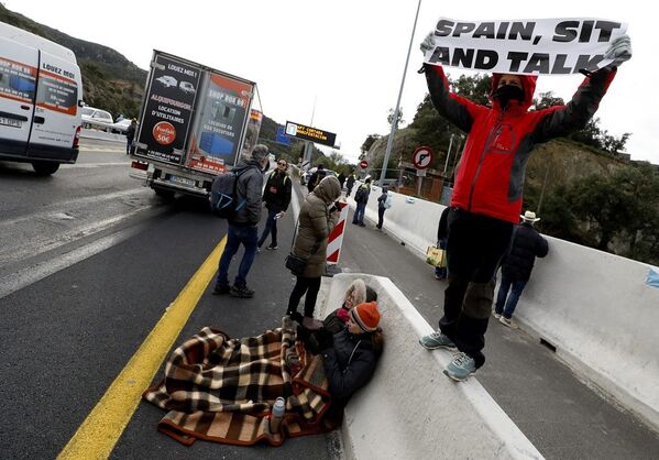 Ayrılıkçı Katalanlar İspanya-Fransa yolunu kesti - Sputnik Türkiye