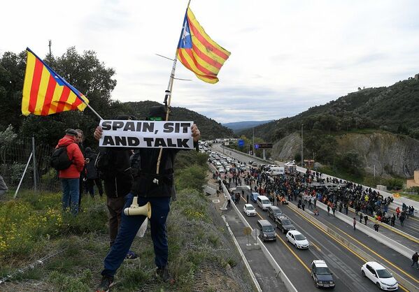 Katalonya'daki bağımsızlık girişimleriyle ilgili asla müzakere masasına oturmayacağını açıklayan İspanya'daki merkezi hükümete atfen, bazı eylemcilerin ellerinde İspanya, otur ve konuş yazılı pankartlar taşıdığı görüldü. - Sputnik Türkiye