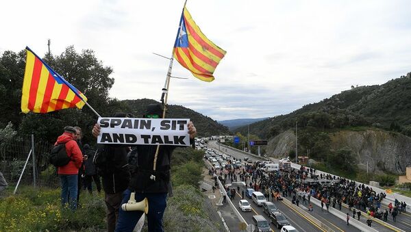 Katalonya'daki bağımsızlık girişimleriyle ilgili asla müzakere masasına oturmayacağını açıklayan İspanya'daki merkezi hükümete atfen, bazı eylemcilerin ellerinde İspanya, otur ve konuş yazılı pankartlar taşıdığı görüldü. - Sputnik Türkiye