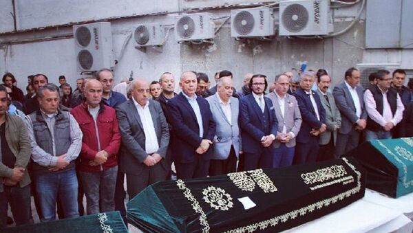 Fatih'te ölü bulunan 4 kardeşin cenazesi - Sputnik Türkiye
