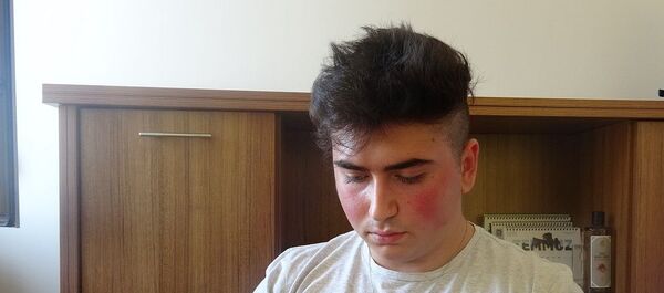 Bursa'da yaşayan lise öğrencisi Oğuz Akçay, dünya teknoloji devi Apple'ın, Iphone marka cep telefonunda bulduğu teknik bir açığı firmaya bildirmesi üzerine 100 lira ile ödüllendirildi.  - Sputnik Türkiye