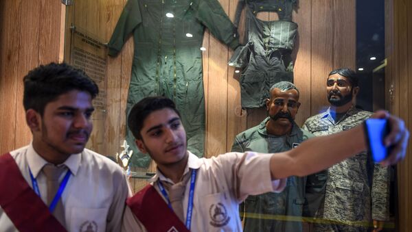 Pakistan, şubat ayındaki krizde Keşmir’de düşürülen Hint savaş uçağının pilotu Abhinandan Varthaman'ın heykelini sergilemeye başladı.  - Sputnik Türkiye